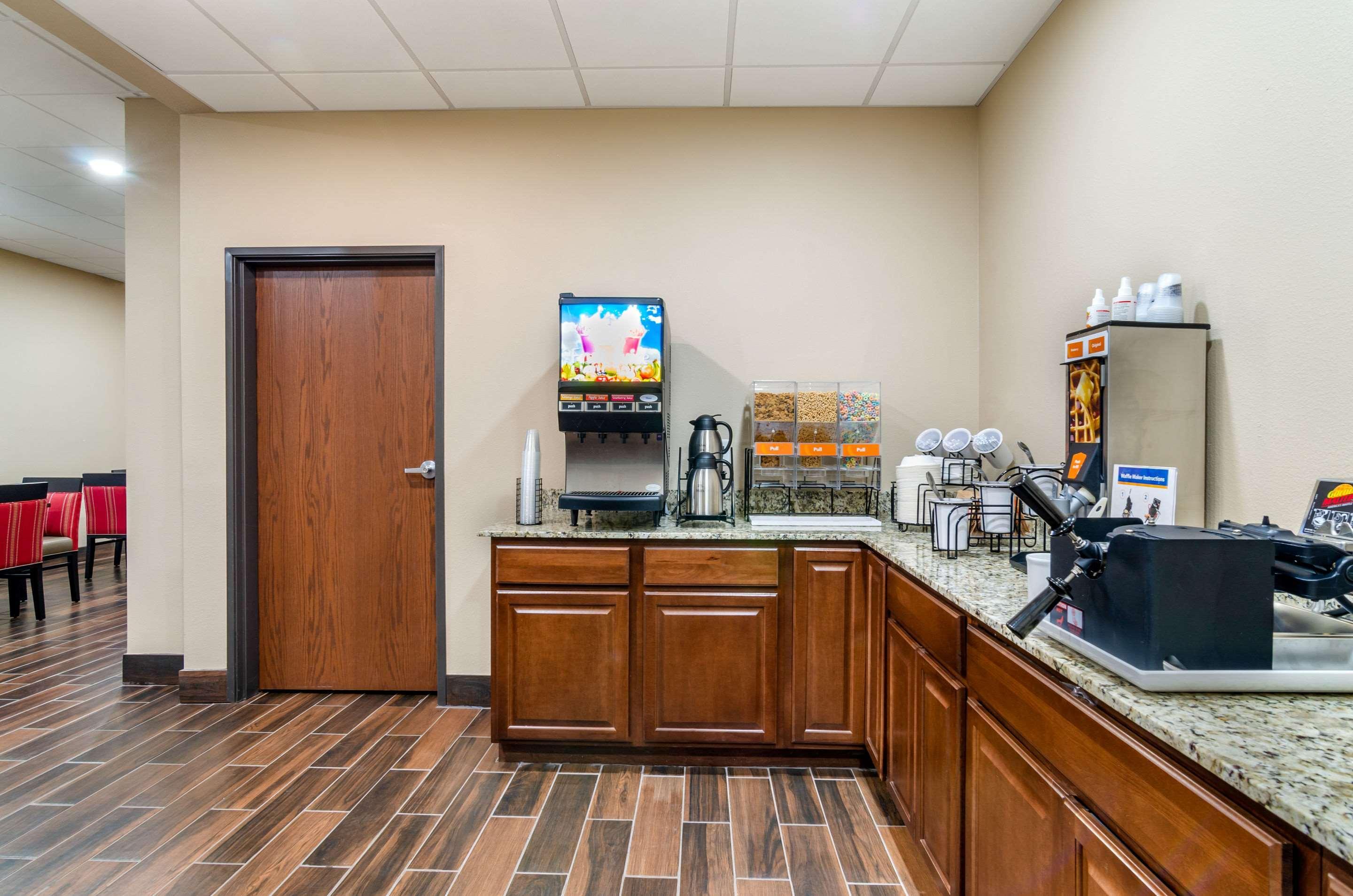 Comfort Inn & Suites Salina North Εξωτερικό φωτογραφία