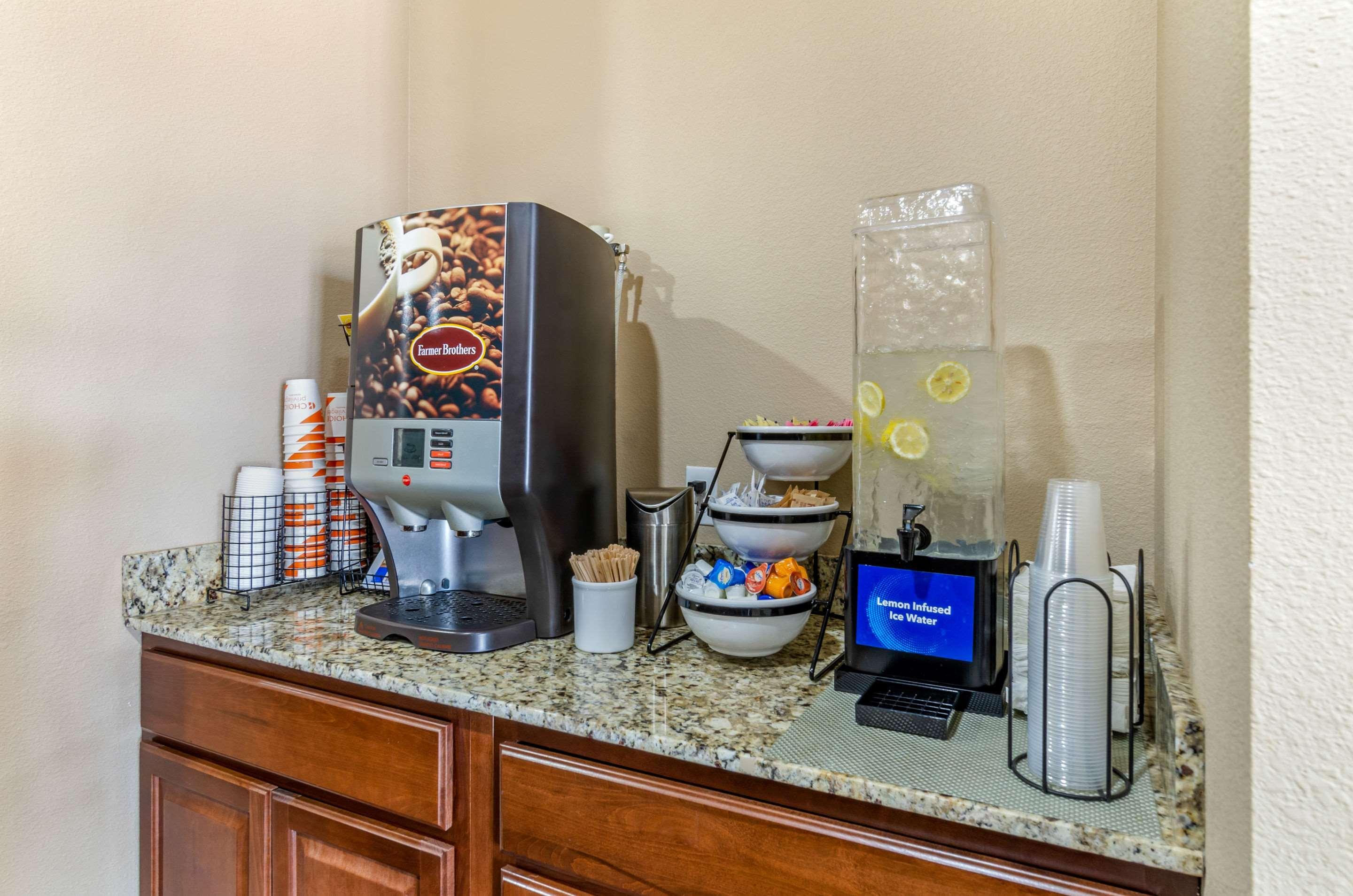 Comfort Inn & Suites Salina North Εξωτερικό φωτογραφία